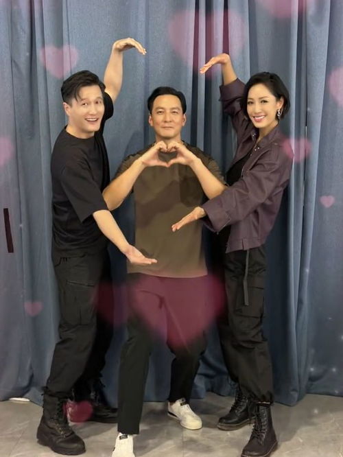 吴彦祖脸颊比心